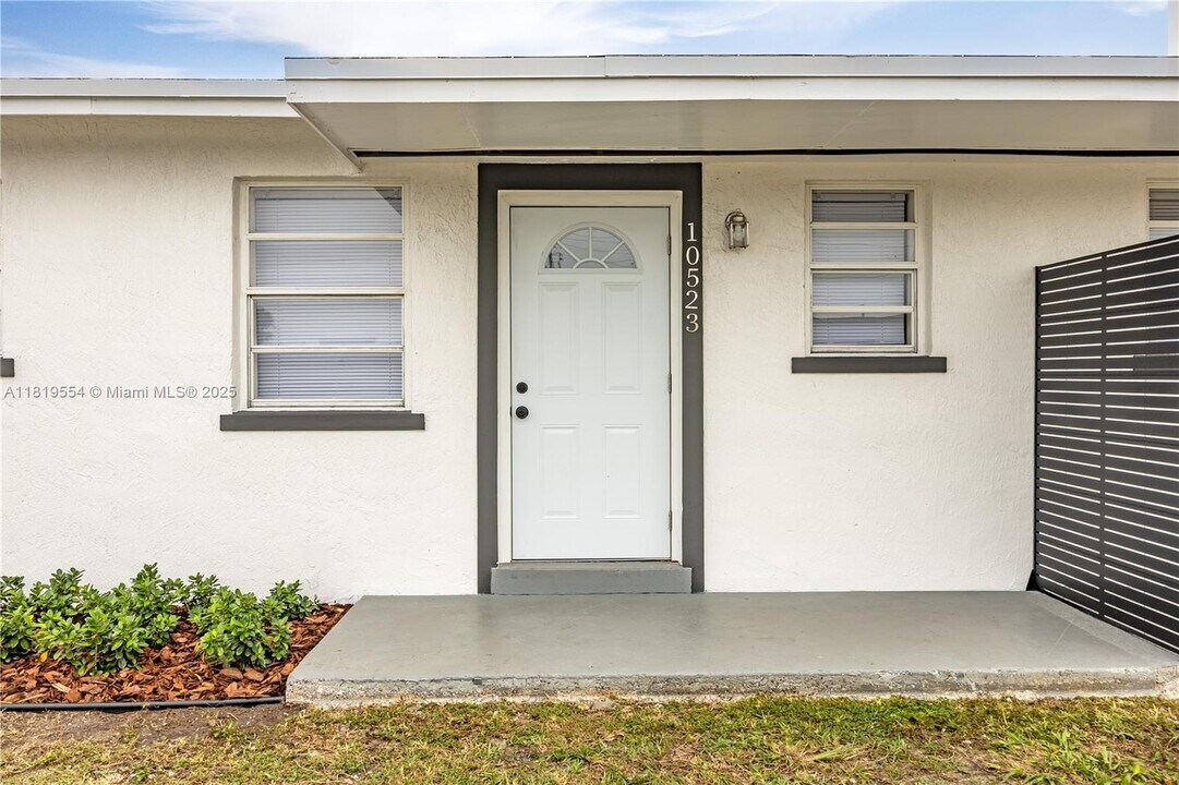 10523 SW 184th St in Miami, FL - Building Photo
