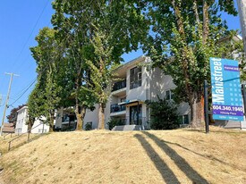 Hillside Place in Surrey, BC - Building Photo