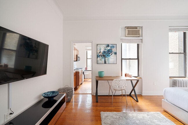 210 W 17th St