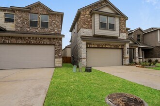 7915 Fijian Cypress Dr in Cypress, TX - Foto de edificio - Building Photo