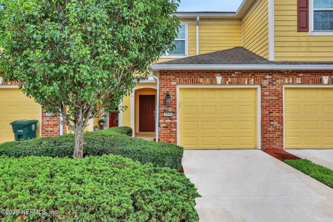 6846 Roundleaf Dr in Jacksonville, FL - Building Photo