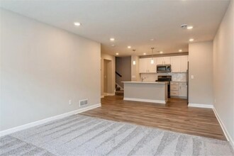 10888 Fountain Pl N in Osseo, MN - Foto de edificio - Building Photo