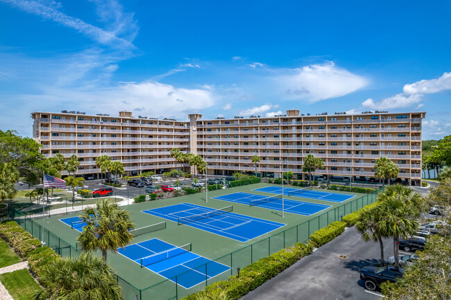 Bayshore Yacht and Tennis Club in Indian Shores, FL - Foto de edificio - Building Photo