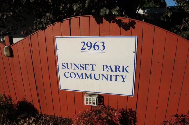 Sunset Mobile Home Park in Santa Rosa, CA - Foto de edificio - Building Photo