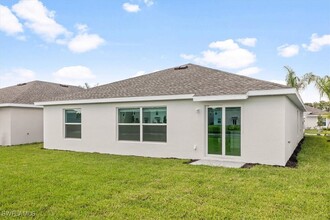 12311 Amber Waves Rd in Lehigh Acres, FL - Foto de edificio - Building Photo