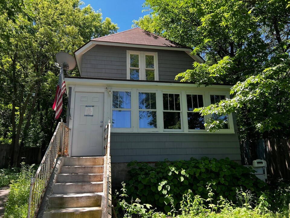 1621 Concord St N in South St. Paul, MN - Building Photo