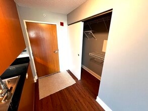 9655 Woods Dr in Skokie, IL - Foto de edificio - Building Photo