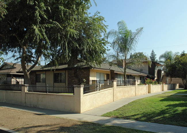 1124 W 9th St in Corona, CA - Foto de edificio - Building Photo