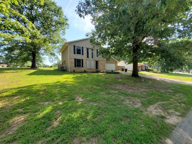 property at 32 Del Tara Dr