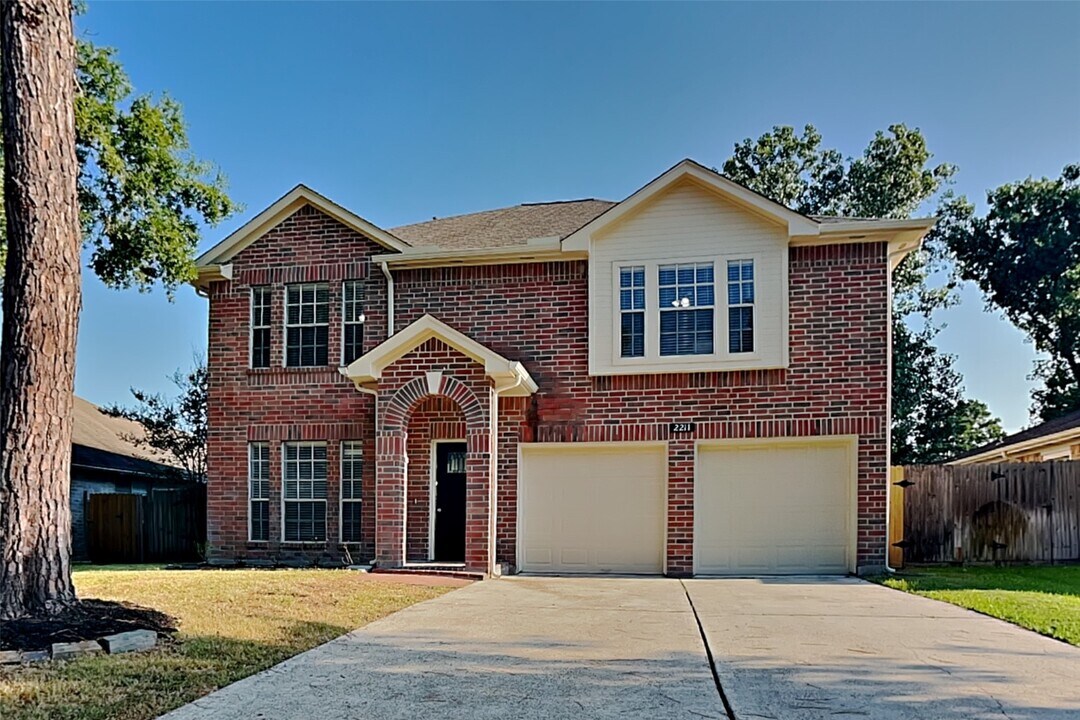 2211 Pincher Creek Dr in Spring, TX - Building Photo