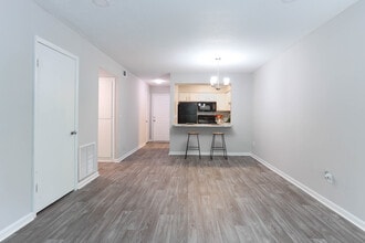 Carriage Hill Apartments in Phenix City, AL - Building Photo - Interior Photo