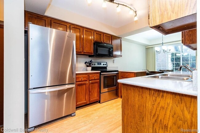 235 Meadow Lane Cir in Rochester Hills, MI - Foto de edificio - Building Photo