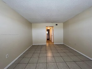 3600 NW 21st St, Unit 407 in Lauderdale Lakes, FL - Building Photo - Building Photo