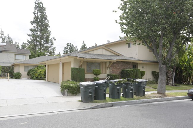 Mallard Street Apartments in Orange, CA - Foto de edificio - Building Photo