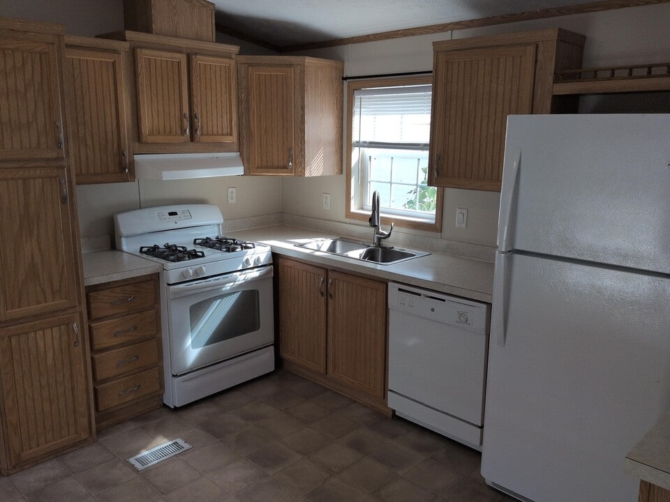 27 Krista Ln in Castleton, NY - Building Photo