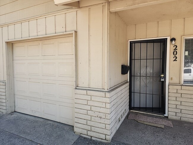 202 Woodrow Ave in Modesto, CA - Building Photo - Building Photo
