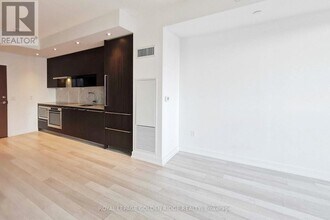 117-1117 McMahon Dr in Toronto, ON - Building Photo - Building Photo