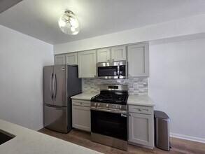 170 Half Moon Cir in Aurora, IL - Building Photo - Building Photo