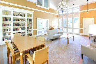 Regency Park in Guilderland, NY - Foto de edificio - Building Photo