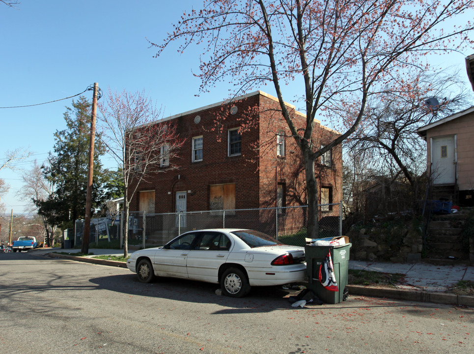 1322 45th Pl SE in Washington, DC - Foto de edificio