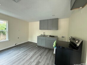 1927 W Mayfield Blvd, Unit A-435 in San Antonio, TX - Building Photo - Building Photo