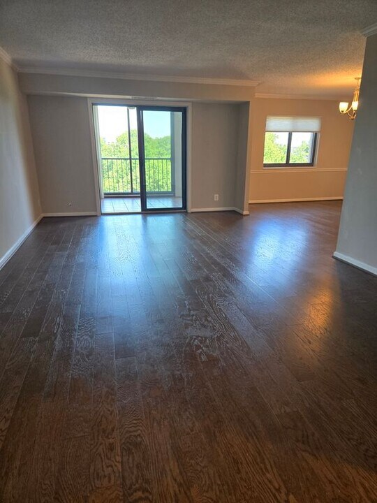 5902 Mt Eagle Dr in Alexandria, VA - Building Photo