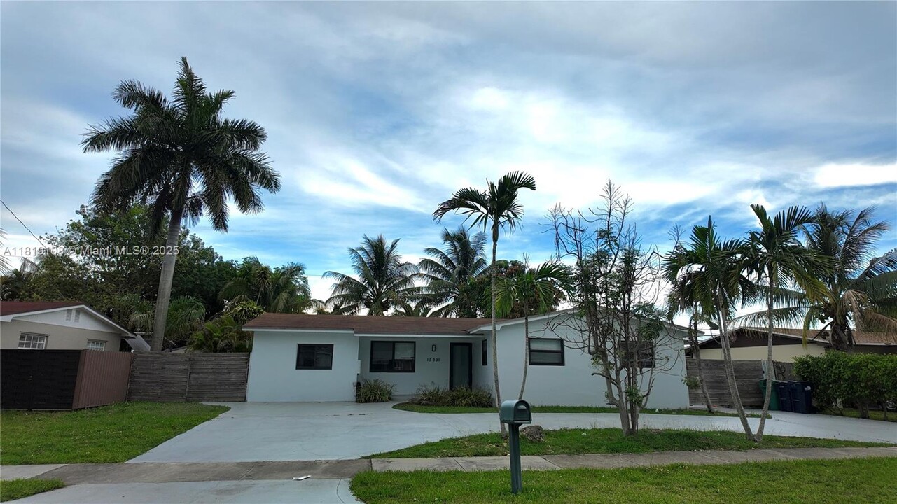 15831 SW 106th Ave in Miami, FL - Building Photo