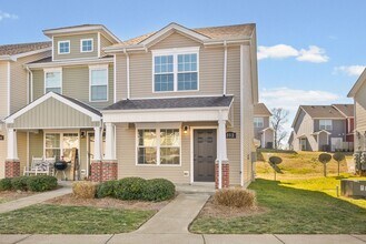 352 Sam Houston Cir in Clarksville, TN - Building Photo - Building Photo