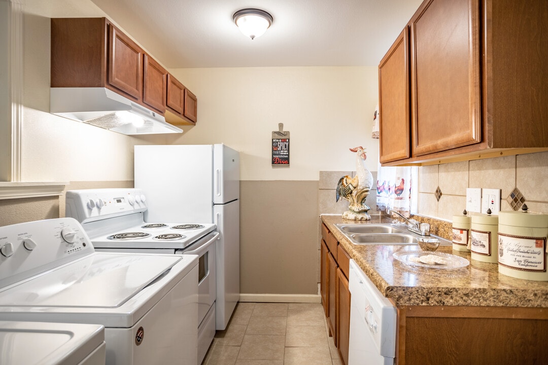 Holly Park Apartments in Wichita, KS - Building Photo