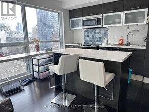 386 Yonge St in Toronto, ON - Building Photo - Building Photo