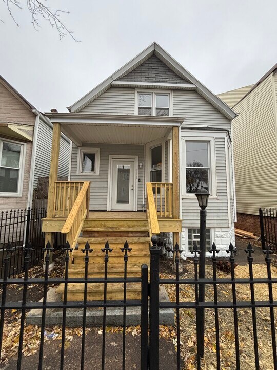 3836 W Wabansia Ave in Chicago, IL - Building Photo