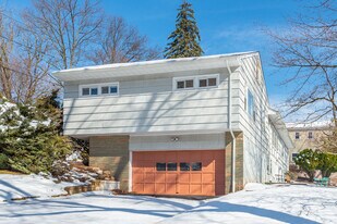 18 Devon Dr in West Orange, NJ - Building Photo