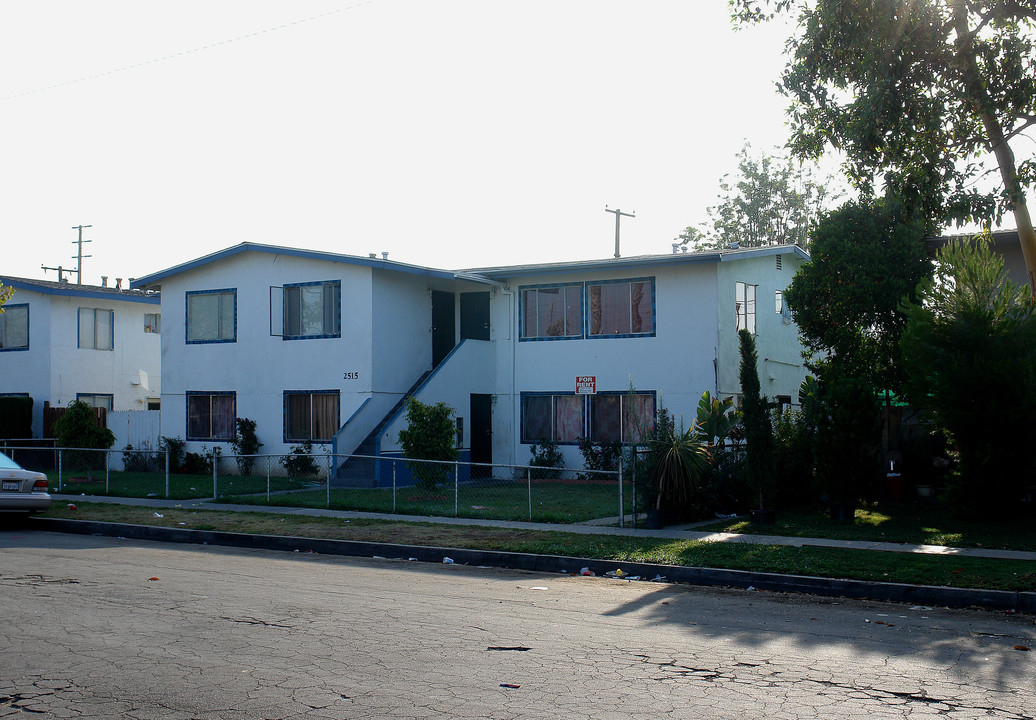 2515 S Baker St in Santa Ana, CA - Foto de edificio