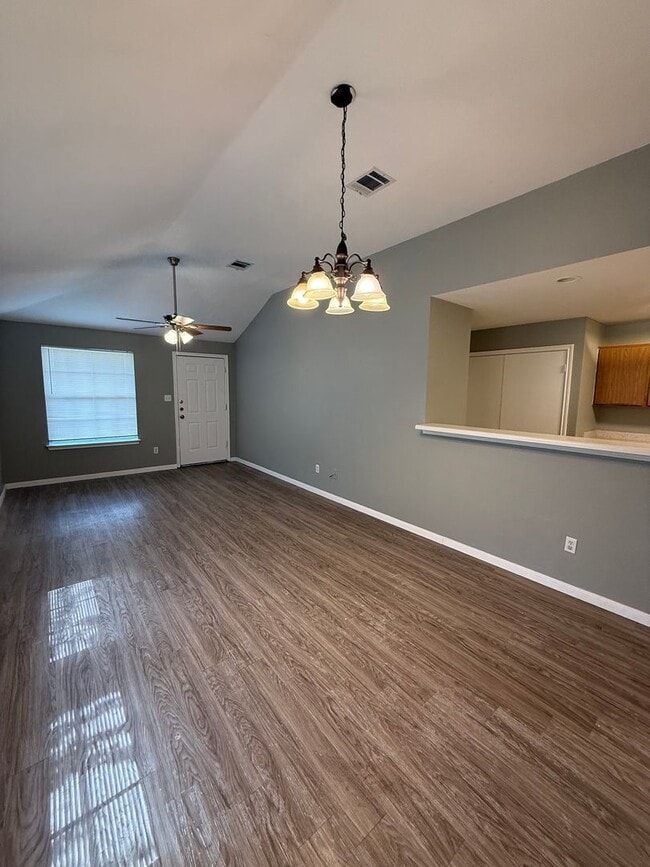 property at 2221 Creekside Ln