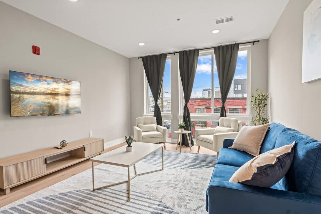 916 N Delaware Ave in Philadelphia, PA - Building Photo