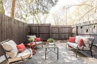 Patio View - Jamestown Apartments - Jamestown at St. Matthews Apartamentos in Louisville, Kentucky