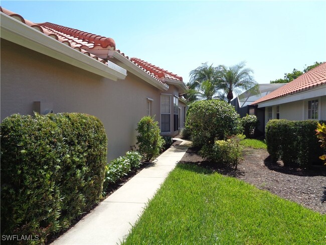 132 Napa Ridge Way in Naples, FL - Foto de edificio - Building Photo