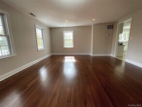 130 Old Mt Kisco Rd in Armonk, NY - Foto de edificio - Building Photo