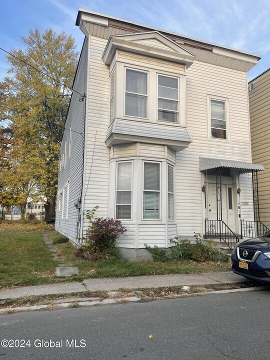 17 Walnut St in Cohoes, NY - Building Photo