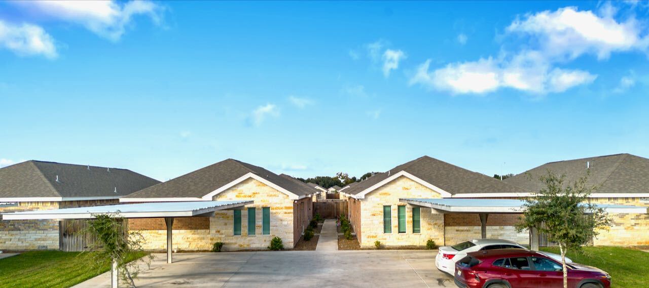 UNION SQUARE APARTMENTS in Edinburg, TX - Building Photo