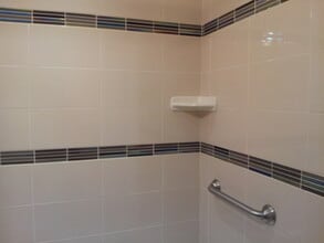 225 College Dr, Unit 225 College Drive in Edison, NJ - Foto de edificio - Building Photo