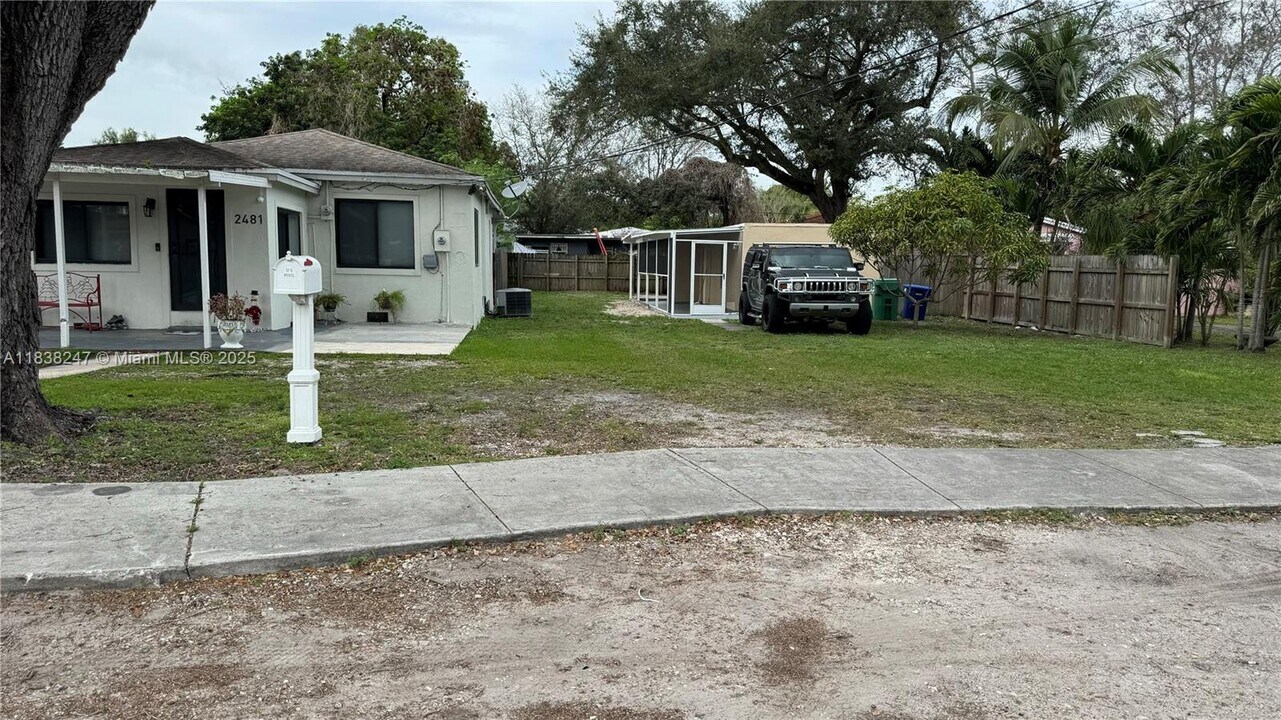 2481 NW 97th St in Miami, FL - Building Photo