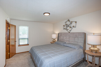 Broadway Village Apartments in Columbia, MO - Building Photo - Interior Photo