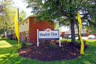 Meadowview Apartments in Newport News, VA - Foto de edificio - Building Photo