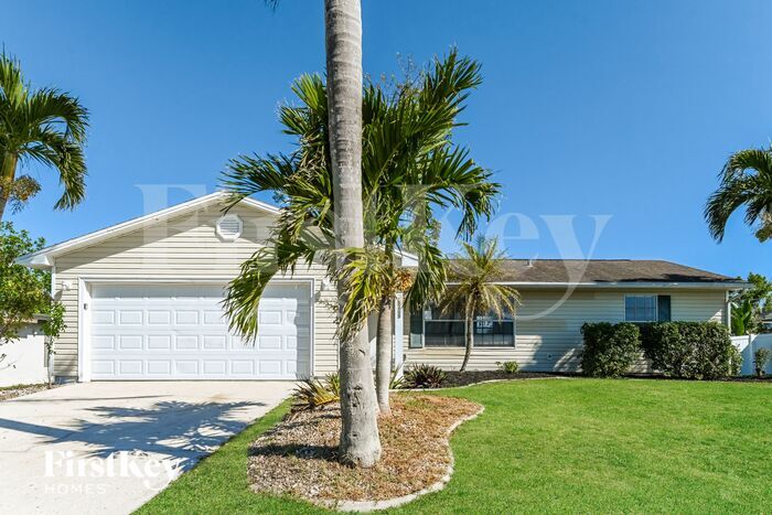 2209 NE 14th Pl in Cape Coral, FL - Building Photo