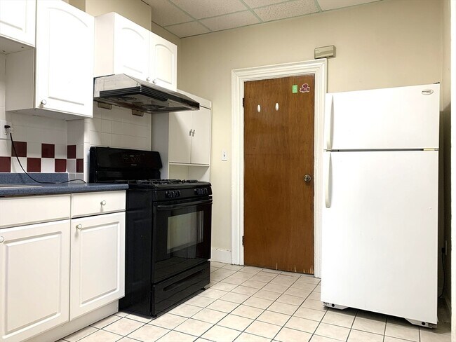 12 Evergreen Sq, Unit 1 in Somerville, MA - Building Photo - Building Photo