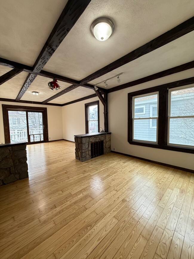 5 Alcott St, Unit 2 in Boston, MA - Foto de edificio - Building Photo