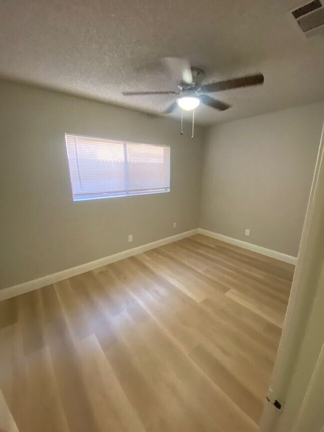 65 W 10th St-Unit -t65/101 in Clovis, CA - Building Photo - Building Photo