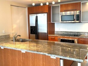 185 SW 7th St, Unit 2307 in Miami, FL - Building Photo - Building Photo