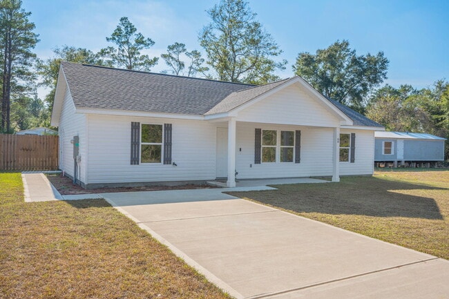 68 Iris Ln in Defuniak Springs, FL - Building Photo - Building Photo